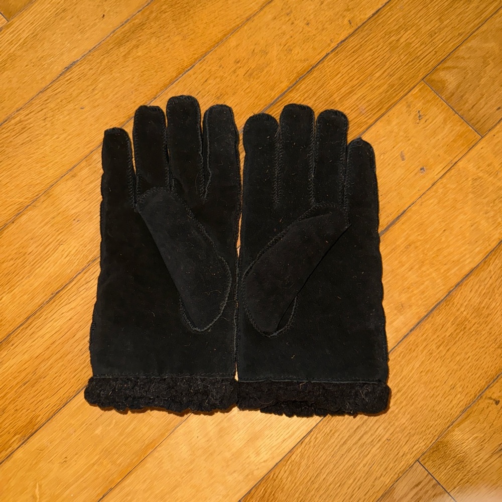 Elegant Black Suede Fur Lined Gloves with Buckle Detail - Picture 2 of 3